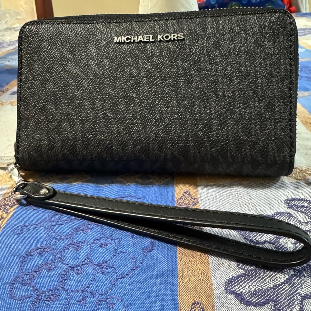 ❌SOLD❌ Michael Kors Black and Silver Wristlet